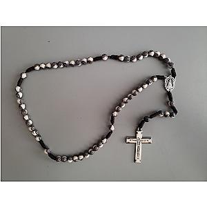 Rosario de cuentas blancas y negras con crucifijo