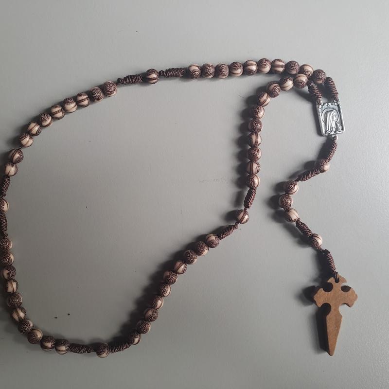 Rosario de cuentas de madera con medalla de San Benito
