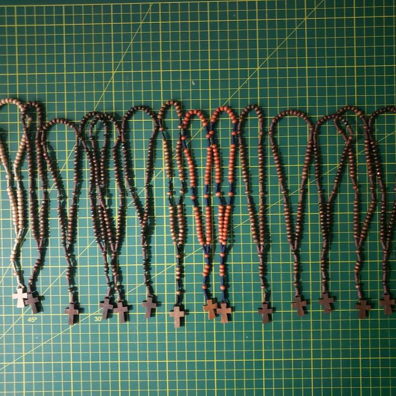 Rosarios variados de cuentas y madera