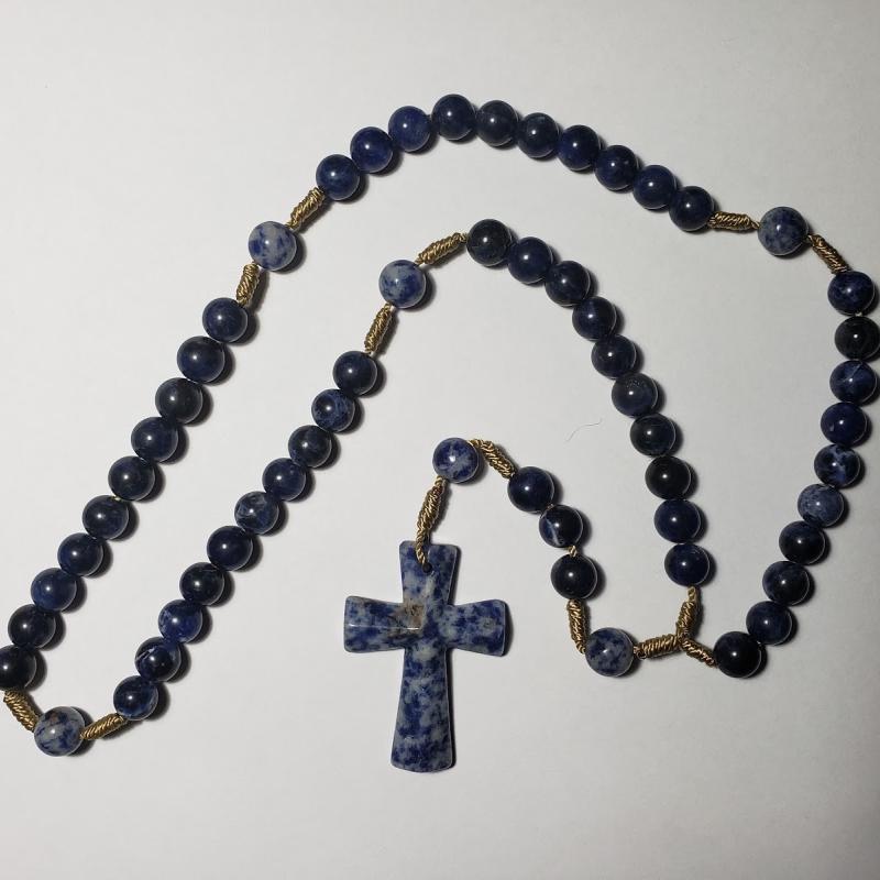 Rosario de piedra mineral con cruz azul