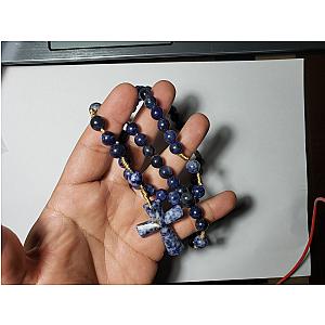 Rosario de piedra mineral con cruz azul
