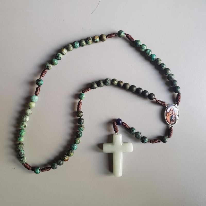 Rosario de piedra mineral con medalla de la Virgen