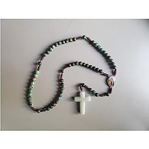 Rosario de piedra mineral con medalla de la Virgen