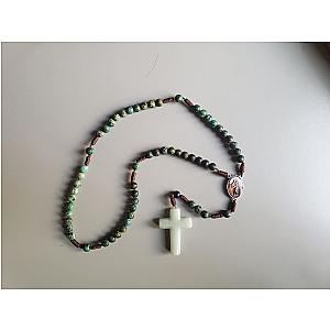 Rosario de piedra mineral con medalla de la Virgen