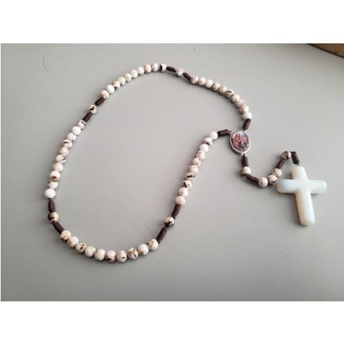 Rosario de piedra mineral con medalla de la Virgen