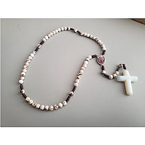Rosario de piedra mineral con medalla de la Virgen