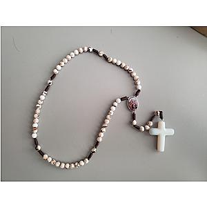 Rosario de piedra mineral con medalla de la Virgen