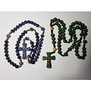 Rosario de piedra mineral con cruz azul