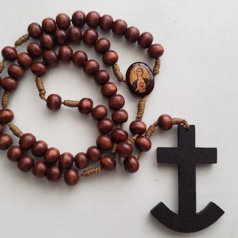 Rosario de madera con medalla