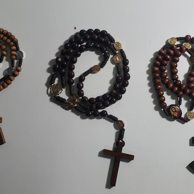 Rosario de madera con medallas
