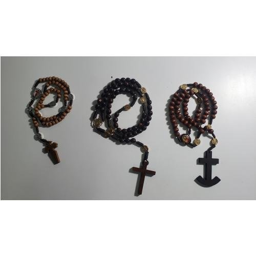 Rosario de madera con medallas