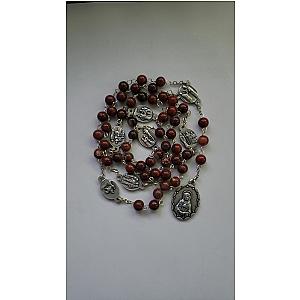 Rosario de madera con medallas de los Santos