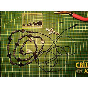 Rosario de cuentas negras con crucifijo plateado