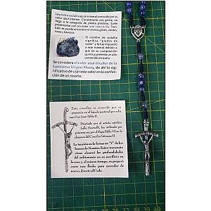 Rosario de cuentas azules con cruz de metal