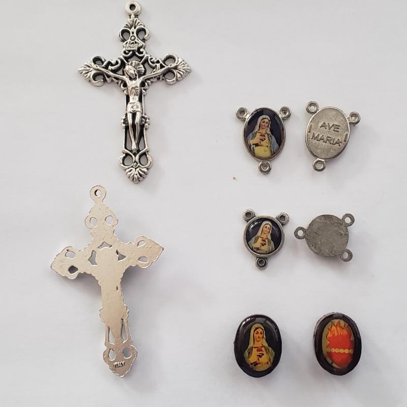 Conjunto de cruces y medallas