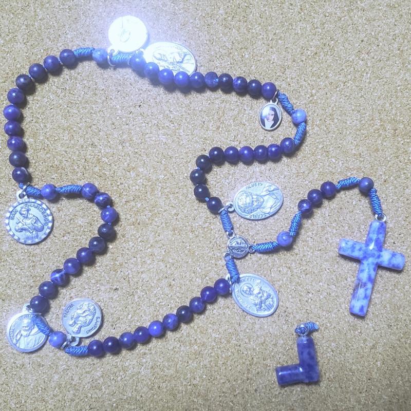 Rosario con medallas y cruz de piedra