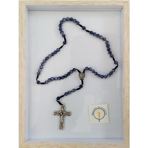 Rosario de cuentas azules con crucifijo
