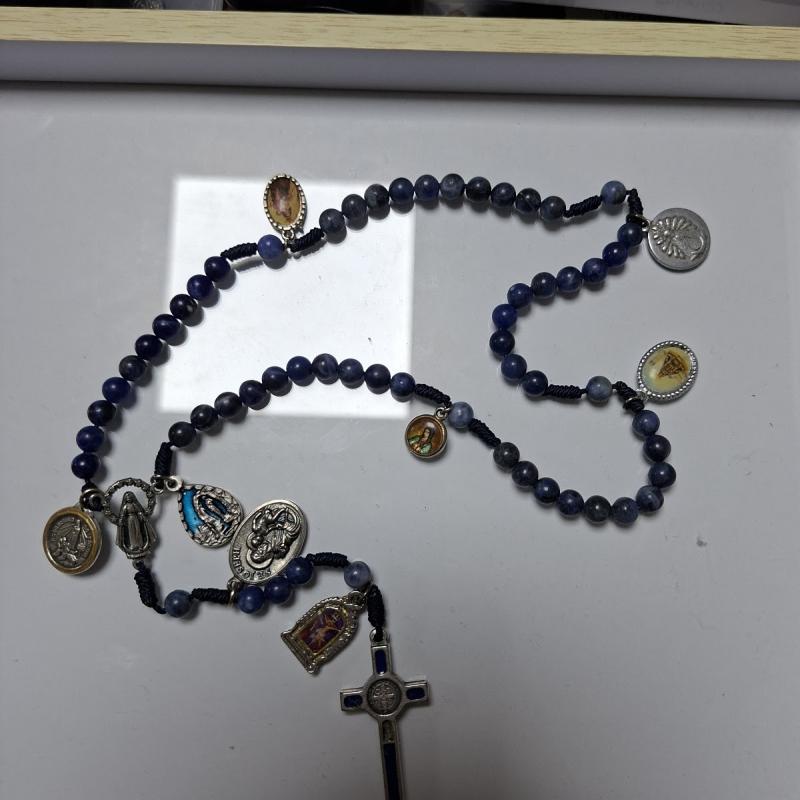 Rosario con medallas de múltiples santos