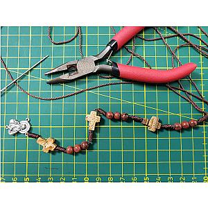 Accesorios para la elaboración de rosarios