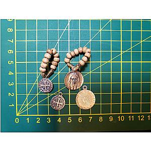 Denario artesanal con medallas de la Virgen Milagrosa y San Benito