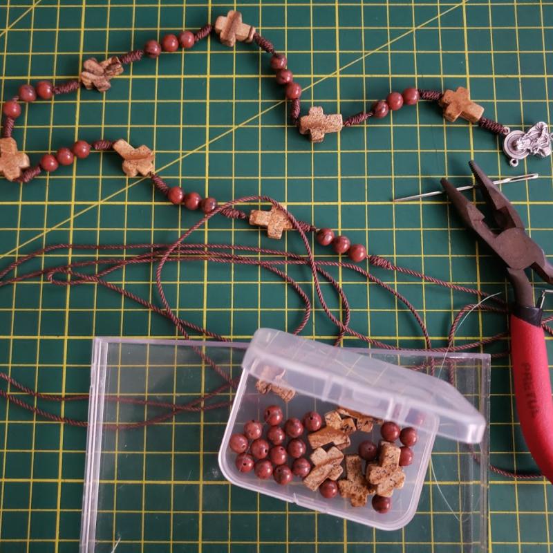 Rosario artesanal con cuentas de madera y cruz de olivo