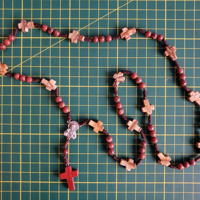 Rosario de madera con cruz de olivo