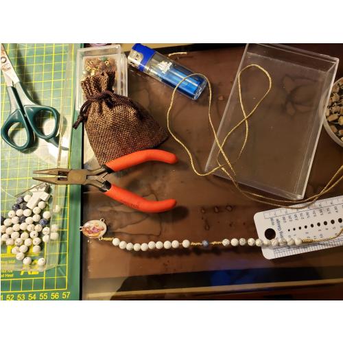 Conjunto de materiales para la elaboración de artículos devocionales