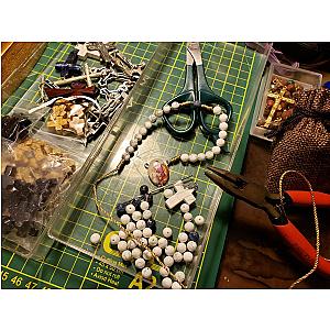 Conjunto de materiales para la elaboración de artículos devocionales