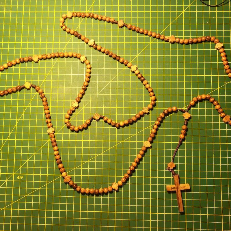 Rosario de madera de olivo con crucifijo