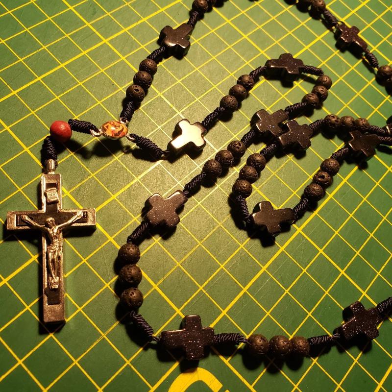 Rosario negro con crucifijo
